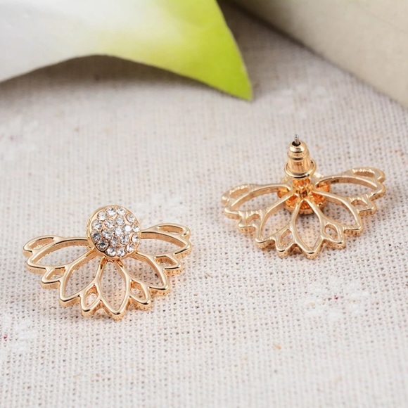 Gold tone flower earrings 👂 - Picture 3 of 4